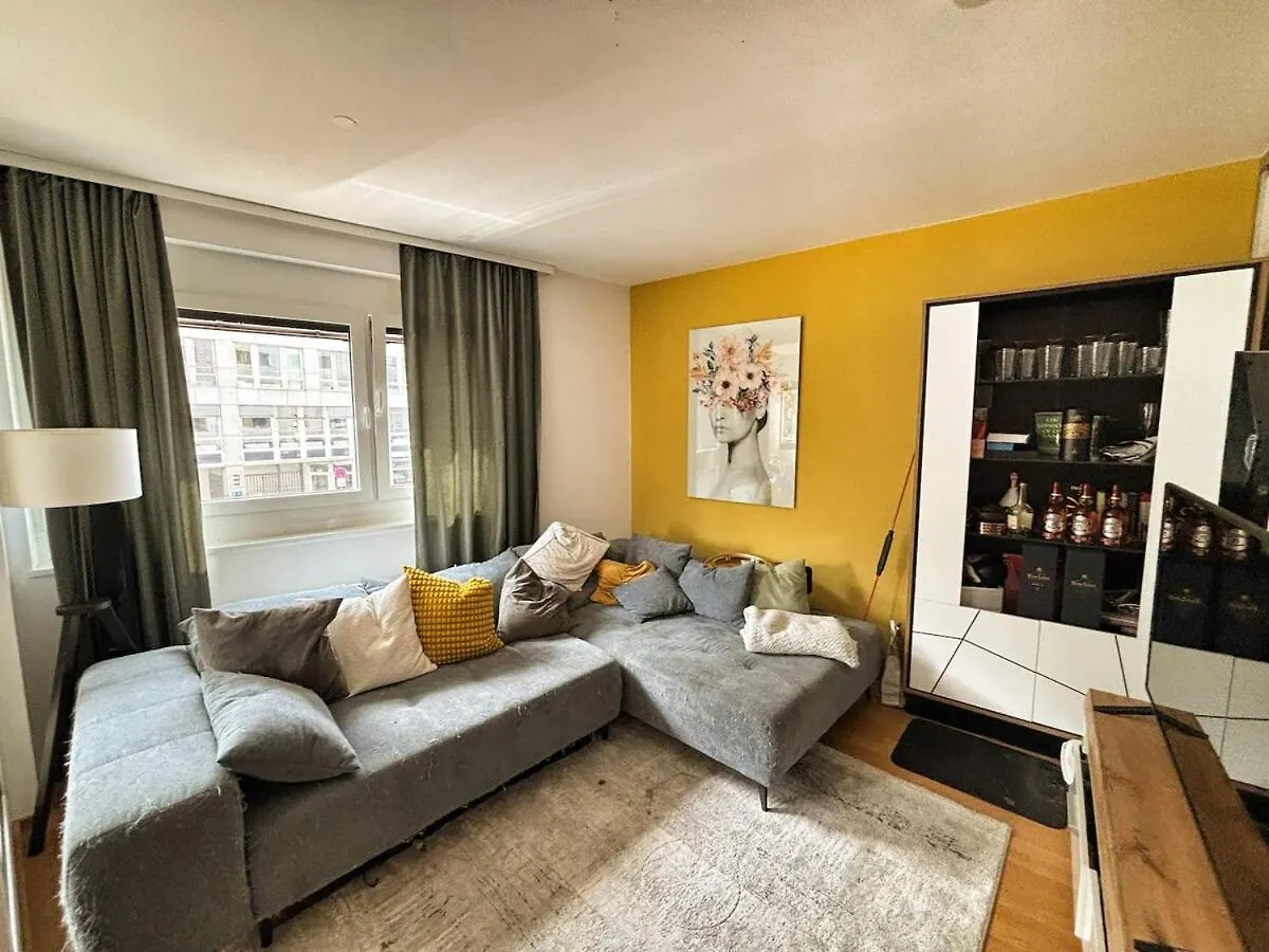 3 Rooms, 9 Min To City Centre By Feet location